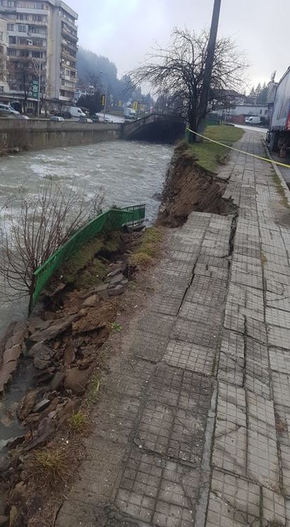 Последиците от проливния дъжд са сериозни, продължава разчистването на свлачища