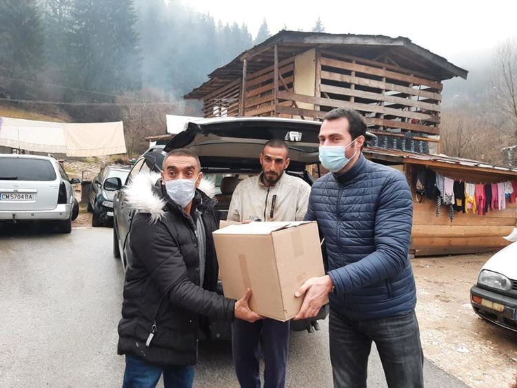 Пострадалите семейства получиха кашони с храна, настаняват се и в общински жилища