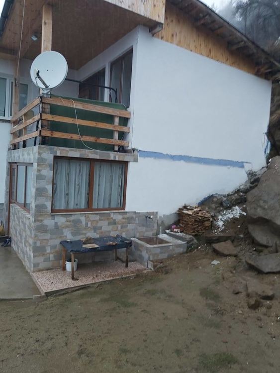 Последиците от проливния дъжд са сериозни, продължава разчистването на свлачища