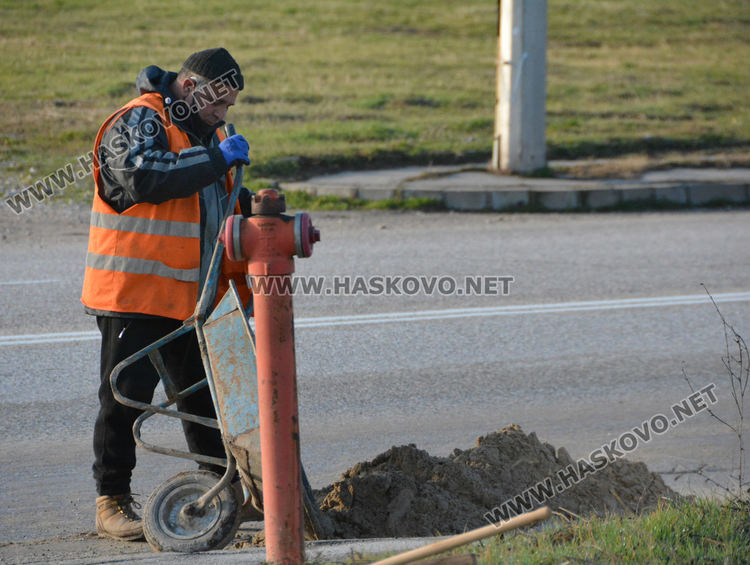Отпушват шахти и разчистват наноси по хасковски улици след дъжда