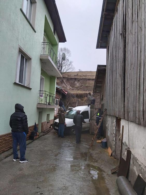Последиците от проливния дъжд са сериозни, продължава разчистването на свлачища