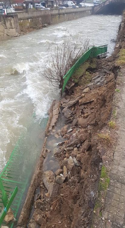 Последиците от проливния дъжд са сериозни, продължава разчистването на свлачища