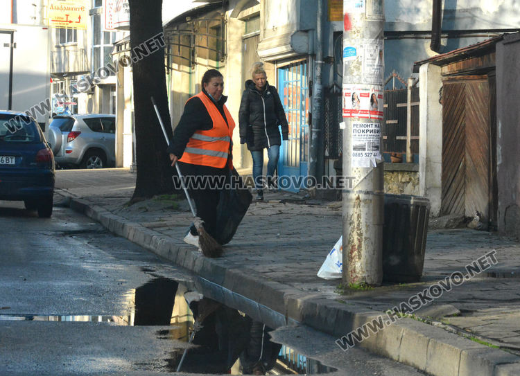 Отпушват шахти и разчистват наноси по хасковски улици след дъжда