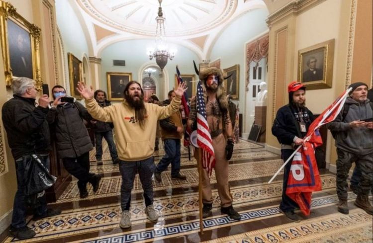 Twitter махна над 70 000 профила, свързани с конспиративното движение QAnon