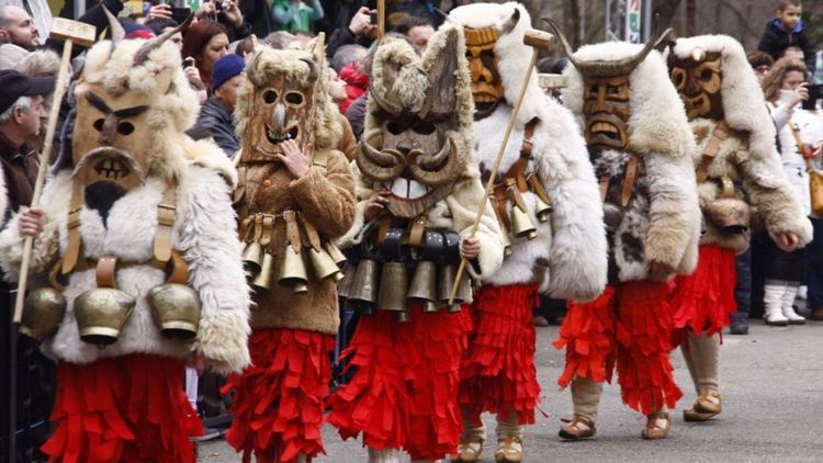 Сурвакарите в Пернишко довечера ще гонят коронавируса