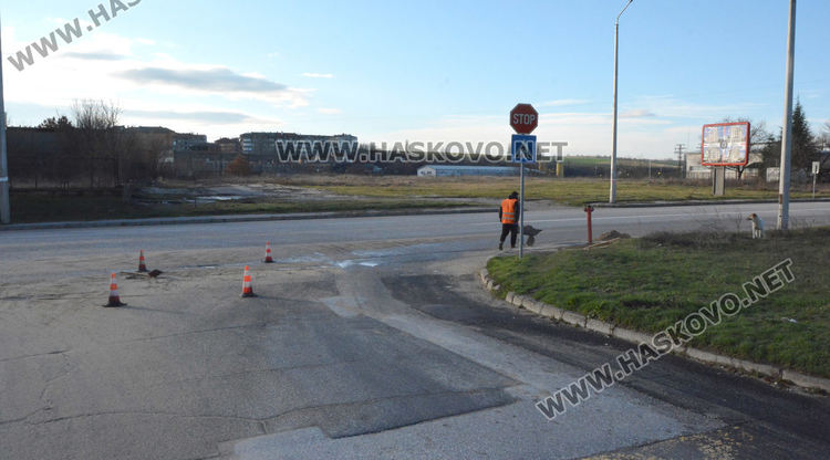Отпушват шахти и разчистват наноси по хасковски улици след дъжда