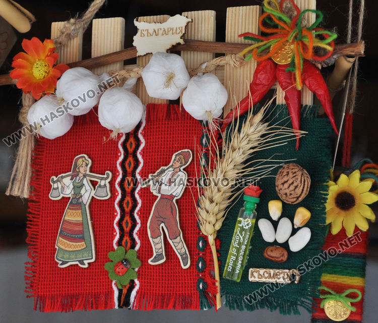 Нетрадиционни са първите мартеници в Хасково