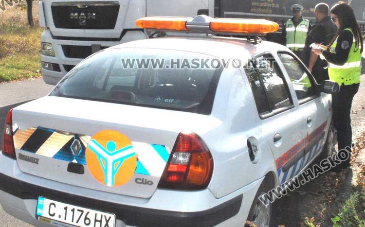 Глобиха незаконно такси, спипаха мотопед без табели