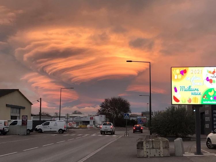 Апокалиптични облаци над Франция, северно сияние над Шотландия