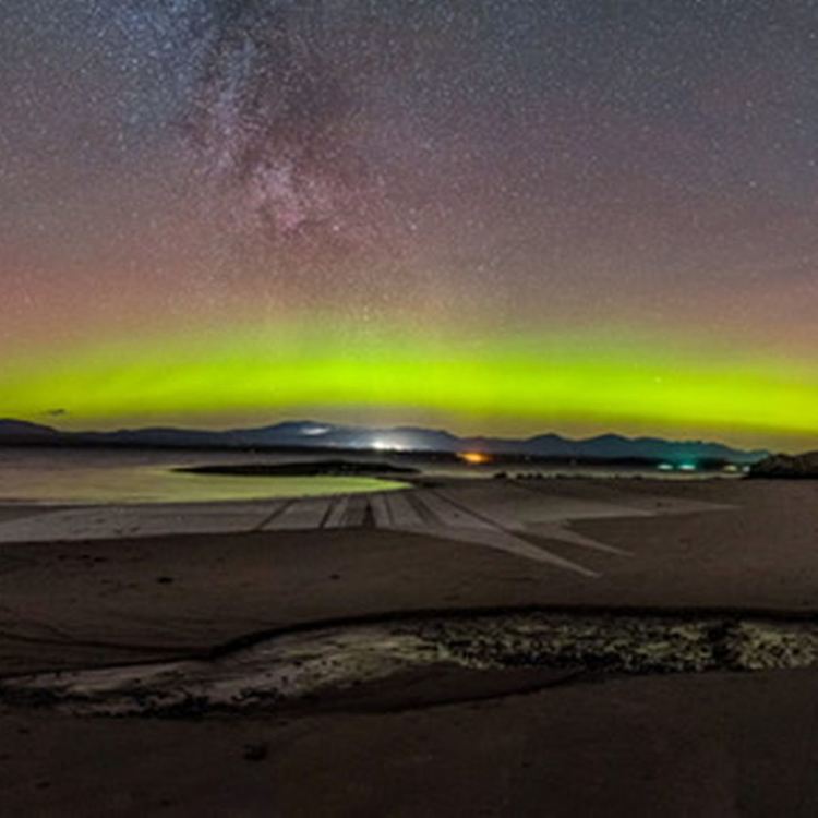 Апокалиптични облаци над Франция, северно сияние над Шотландия