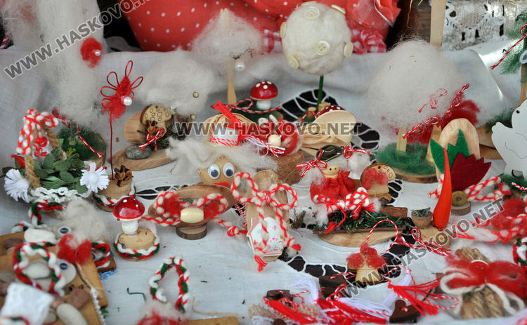 Нетрадиционни са първите мартеници в Хасково