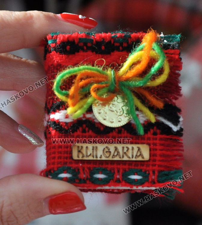 Нетрадиционни са първите мартеници в Хасково