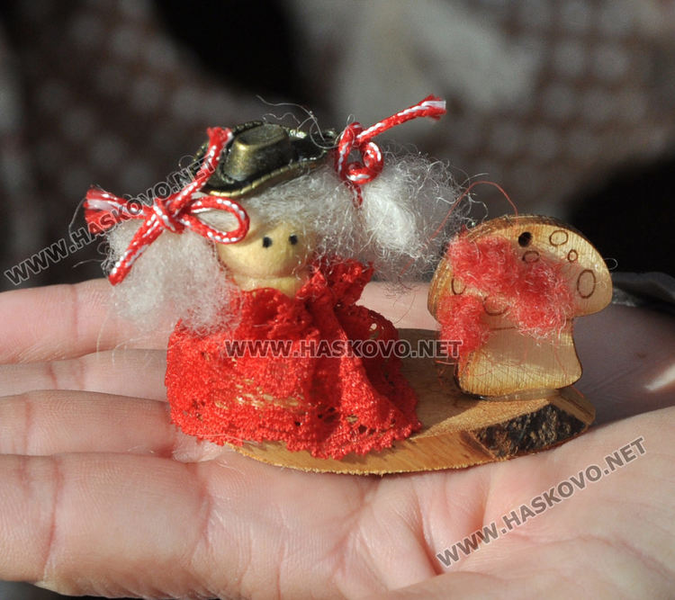 Нетрадиционни са първите мартеници в Хасково