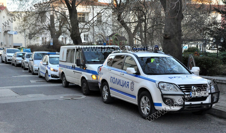 Три патрулки приклещиха луксозен Мерцедес, свалиха му номерата