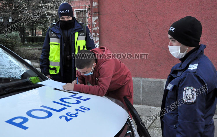 Три патрулки приклещиха луксозен Мерцедес, свалиха му номерата
