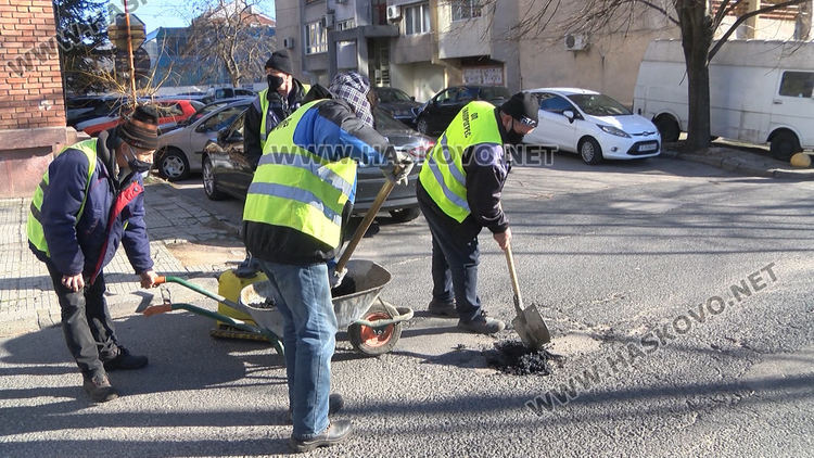 С 30 тона студена смес кърпят дупки по хасковски улици