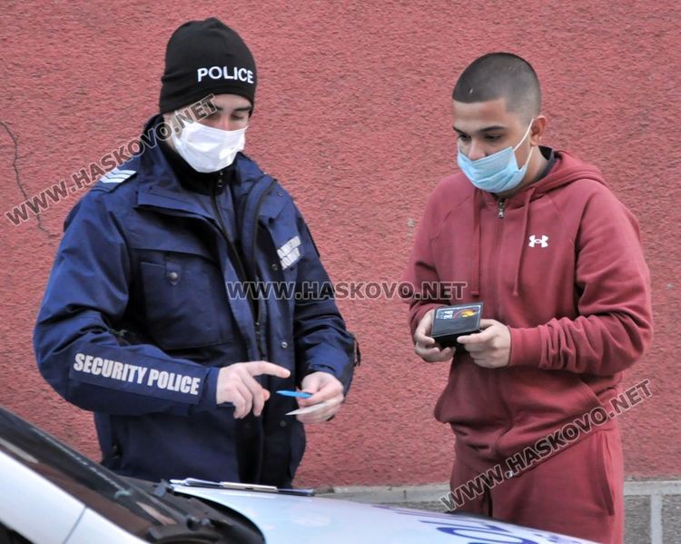 Три патрулки приклещиха луксозен Мерцедес, свалиха му номерата