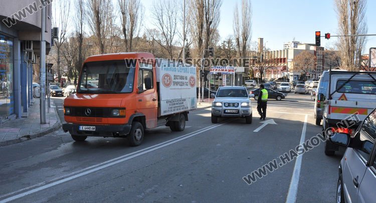 Аварирал камион затрудни движението по булевард „Съединение“