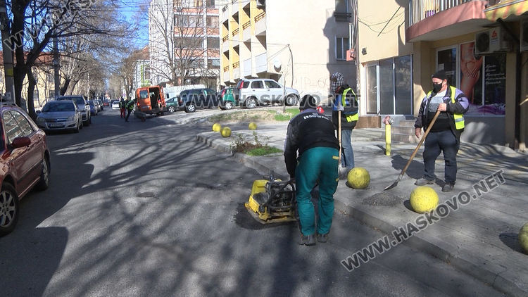 С 30 тона студена смес кърпят дупки по хасковски улици
