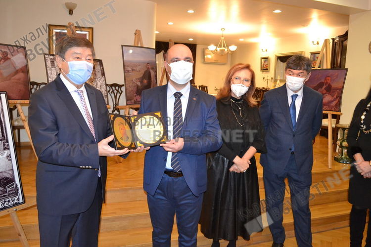 Д-р Харун Бекир получава плакетът