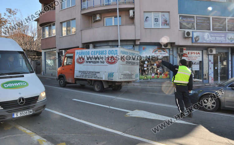 Аварирал камион затрудни движението по булевард „Съединение“