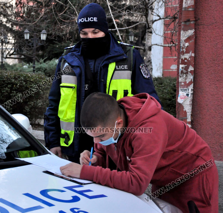 Три патрулки приклещиха луксозен Мерцедес, свалиха му номерата