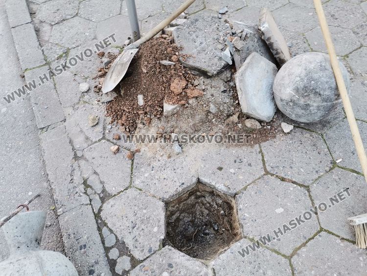 Поставиха още бетонни топки пред съда, ограничаващи паркирането на тротоара