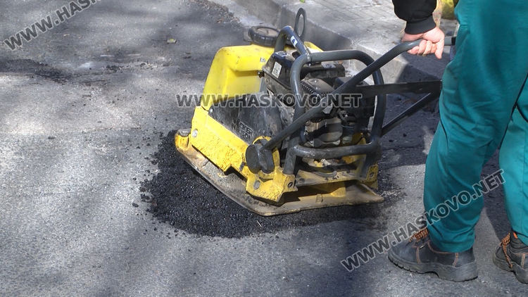 С 30 тона студена смес кърпят дупки по хасковски улици