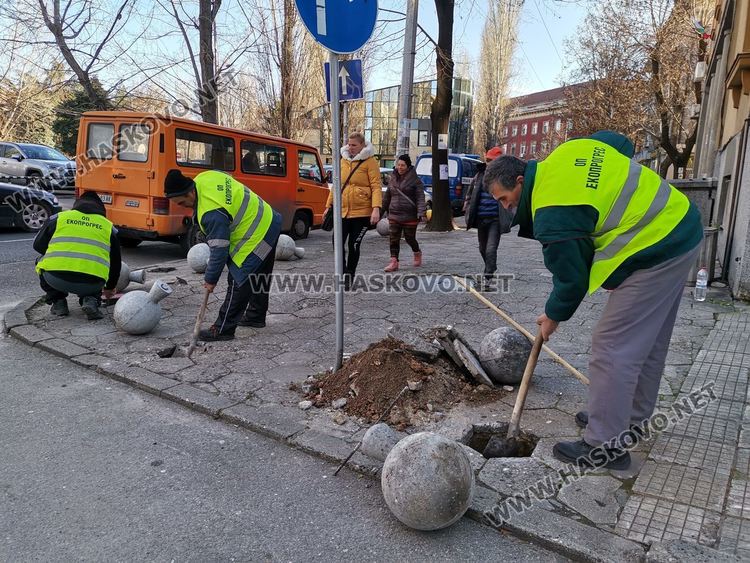 Поставиха още бетонни топки пред съда, ограничаващи паркирането на тротоара
