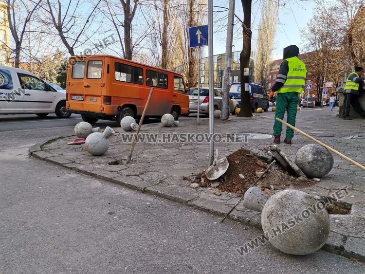 Поставиха още бетонни топки пред съда, ограничаващи паркирането на тротоара