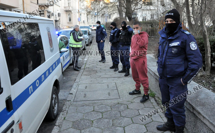 Три патрулки приклещиха луксозен Мерцедес, свалиха му номерата