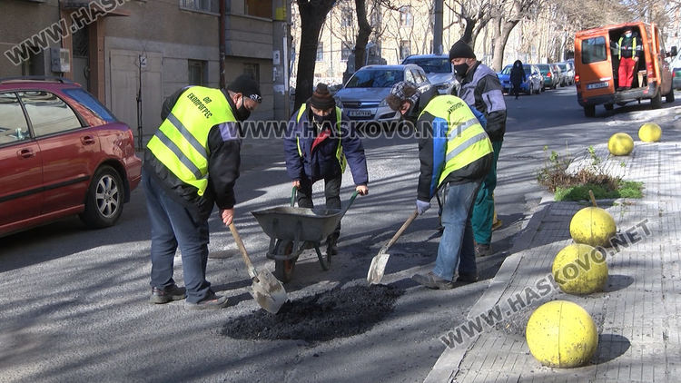 С 30 тона студена смес кърпят дупки по хасковски улици