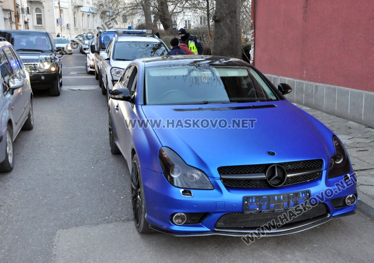 Три патрулки приклещиха луксозен Мерцедес, свалиха му номерата
