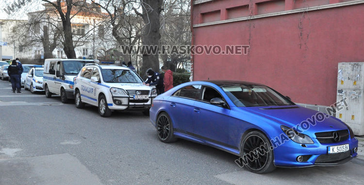 Три патрулки приклещиха луксозен Мерцедес, свалиха му номерата