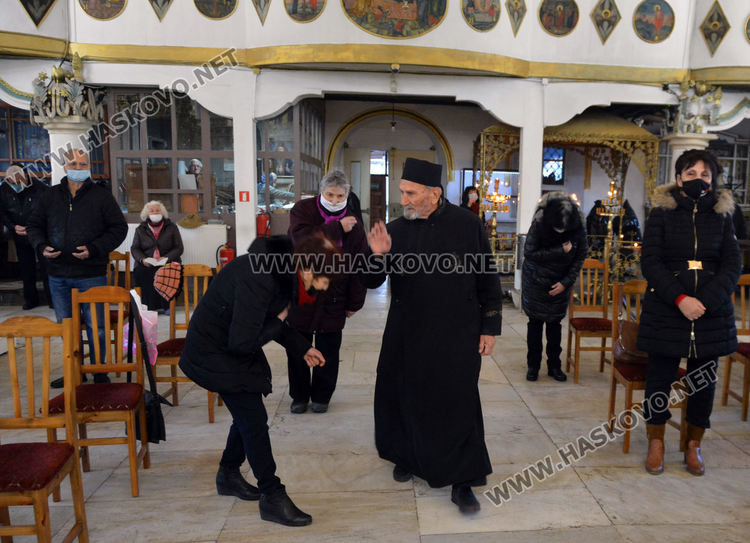 Миряните с дълбок поклон на Антоновден към отец Антоний Енев