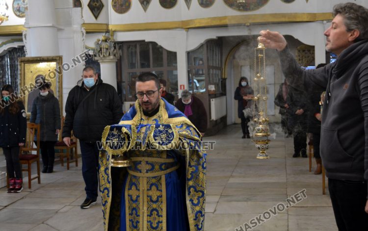 Миряните с дълбок поклон на Антоновден към отец Антоний Енев