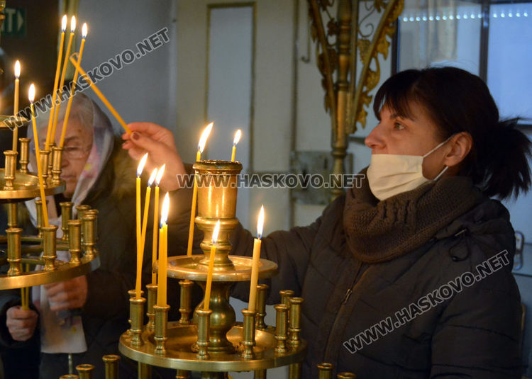 Миряните с дълбок поклон на Антоновден към отец Антоний Енев