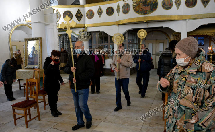 Миряните с дълбок поклон на Антоновден към отец Антоний Енев
