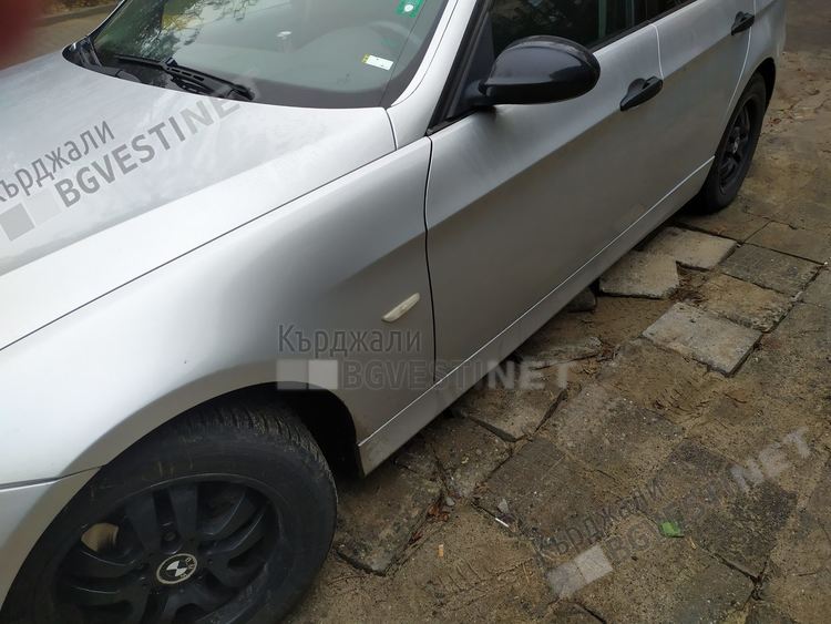 Само четири месеца след ремонт, автомобили натрошиха тротоар до Попската градинка