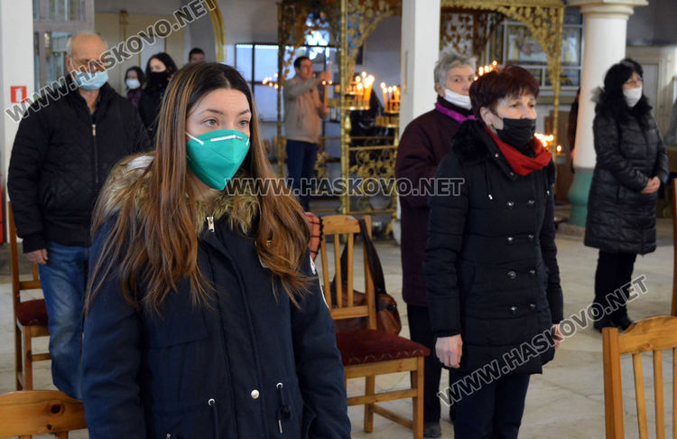 Миряните с дълбок поклон на Антоновден към отец Антоний Енев