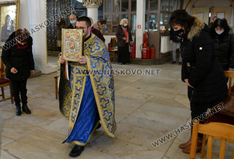 Миряните с дълбок поклон на Антоновден към отец Антоний Енев