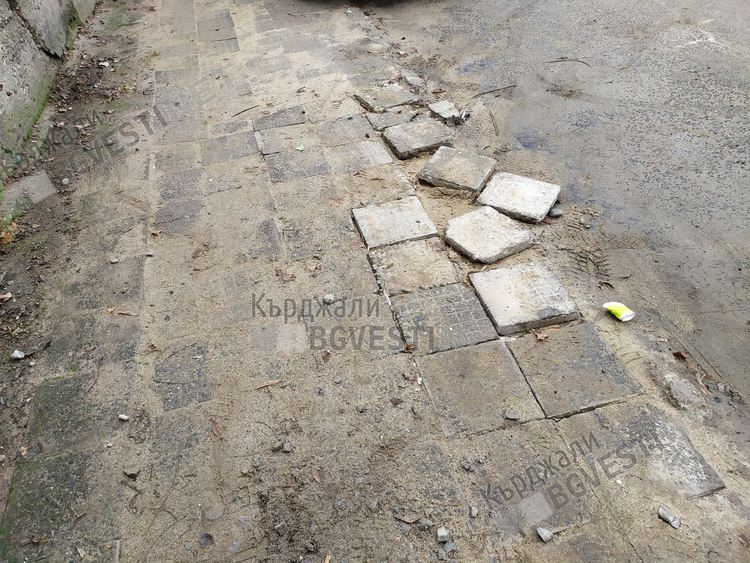 Само четири месеца след ремонт, автомобили натрошиха тротоар до Попската градинка