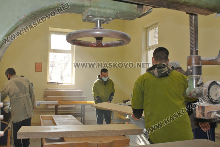 В Хасковските професионални гимназии възобновиха практиките