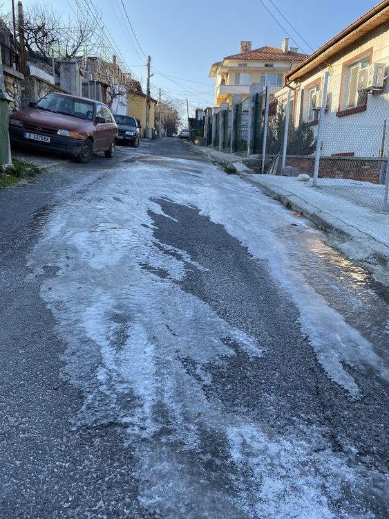 Хасковлийка се жалва от заледяване по улица от хидрант. ВиК: подмяната му струва хиляди