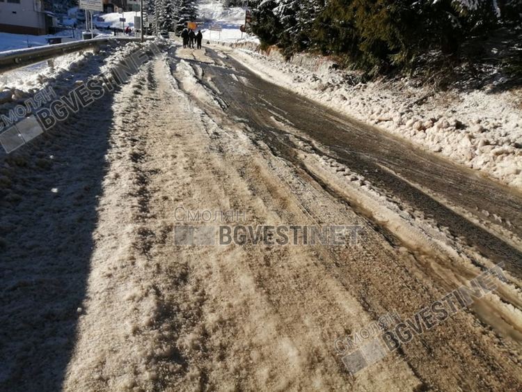 Десетки закъсаха на Пампорово, шахта затвори и превърна пътя в ледена пързалка /новина в снимки/