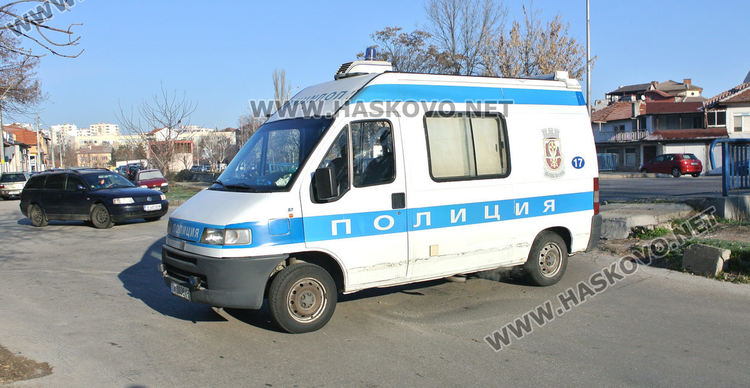 Започна резитбата на тополите, затвориха част от булеварда край реката