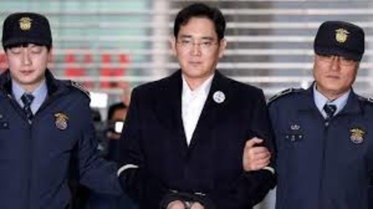 Наследникът на Samsung е осъден на две години и половина затвор за корупция