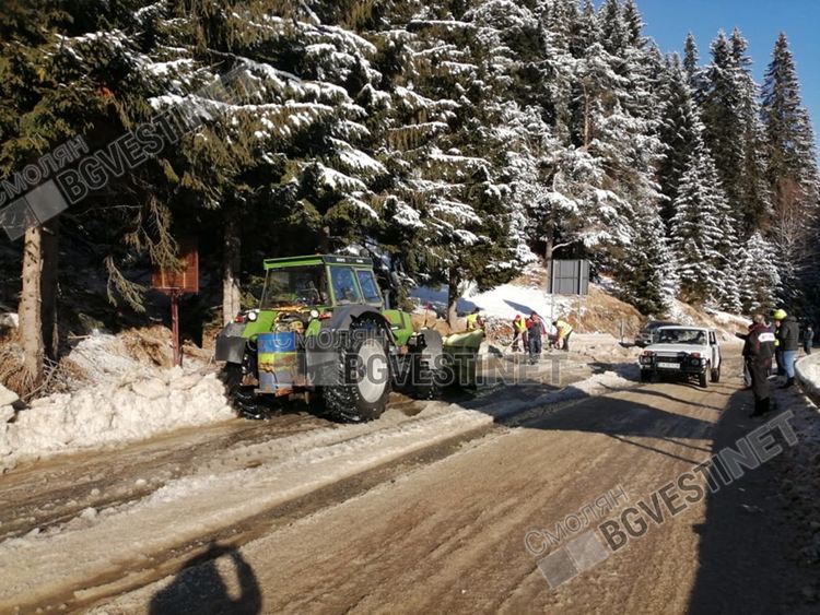 Десетки закъсаха на Пампорово, шахта затвори и превърна пътя в ледена пързалка /новина в снимки/