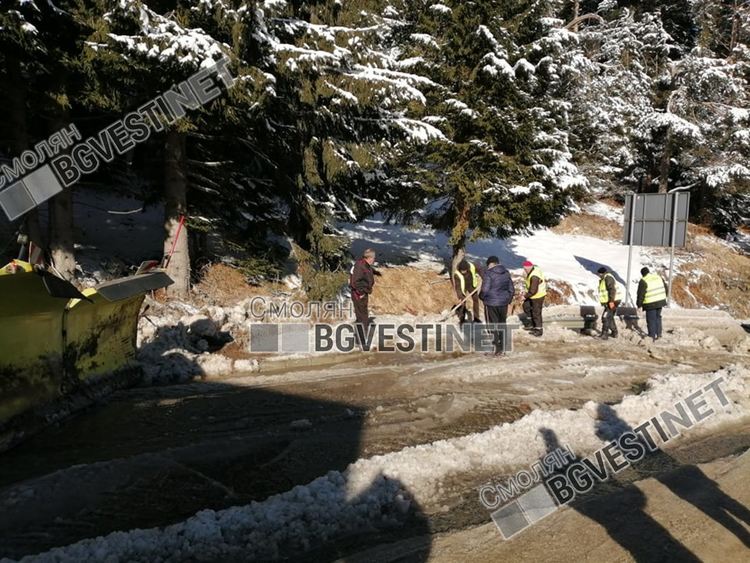 Отварят пътя през Пампорово еднопосочно. Специализирана техника ще реши проблема с водата...утре
