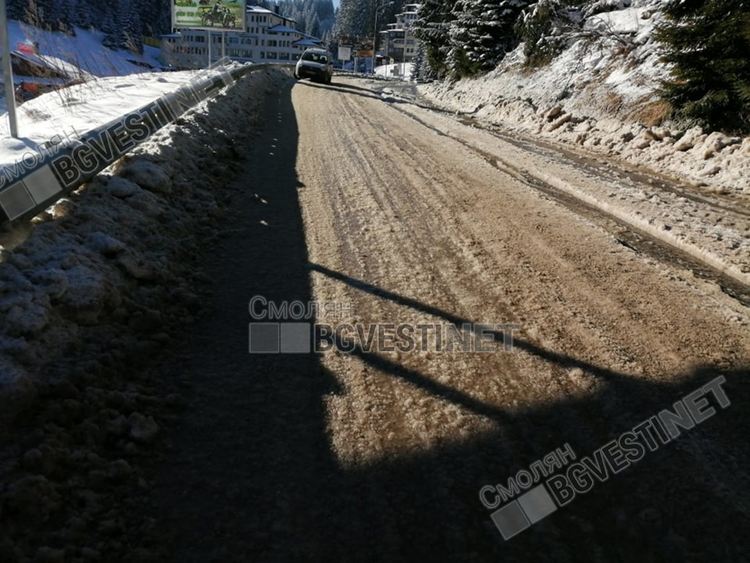 Десетки закъсаха на Пампорово, шахта затвори и превърна пътя в ледена пързалка /новина в снимки/